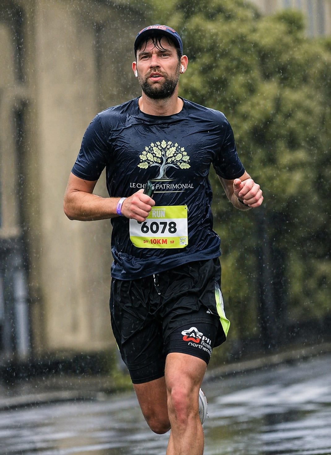 Camil Czajkowski, fondateur du Chêne Patrimonial, en course sous la pluie
